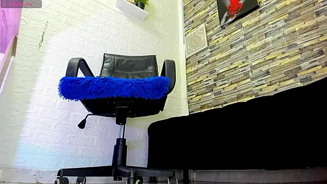 Snapshot of aprhillove chatting on November 2025 07:06:01 PM aprhillove online show from November 2025 07:06:01 PM