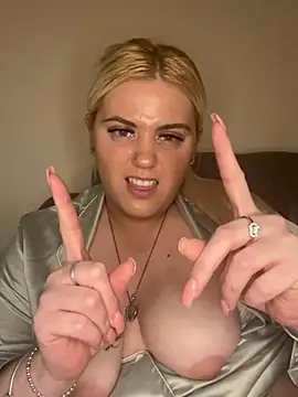 Blondiee3088 online show from February 2025 05:44:01 PM