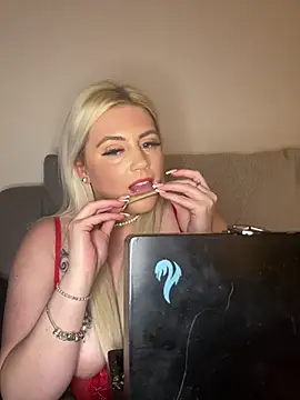 Blondiee3088 online show from December 2024 05:08:02 PM