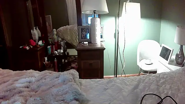 EllaSnow online show from December 2024 12:19:01 AM