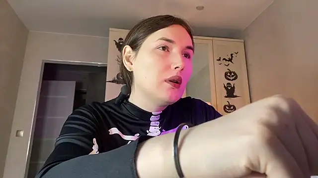 Maria Bowie online show from October 2025 07:51:01 AM