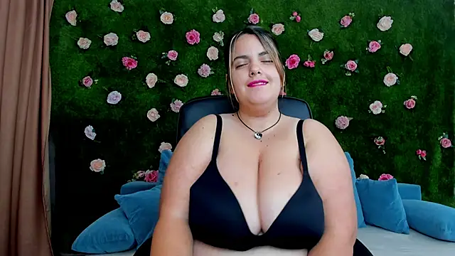 Huge Titties  online show from October 2025 07:15:01 PM