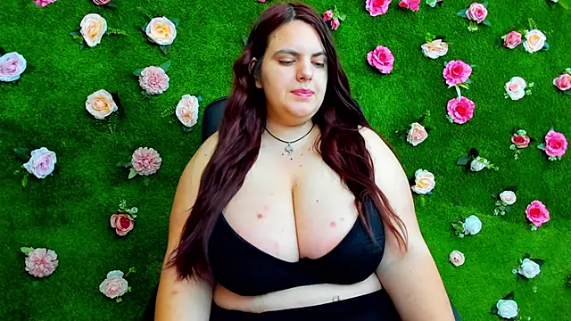 Huge Titties  online show from February 2025 05:13:02 AM