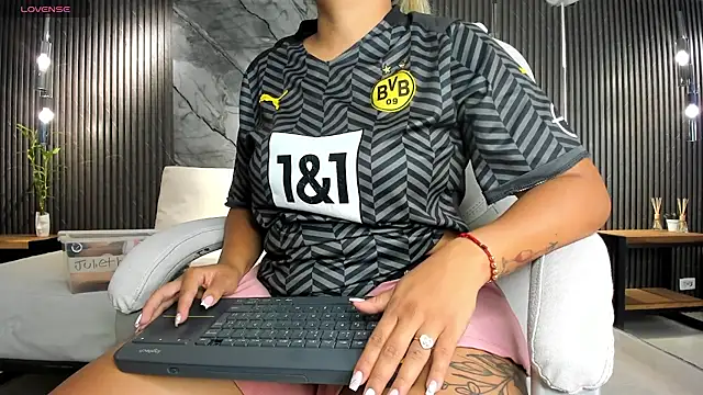 Snapshot of julietha_taylor chatting on November 2025 03:21:02 AM julietha taylor online show from November 2025 03:21:02 AM