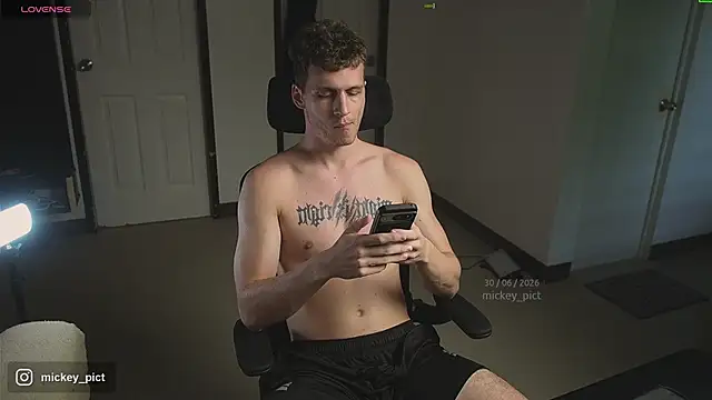 Snapshot of mickeypict chatting on June 2026 06:02:01 AM mickeypict online show from June 2026 06:02:01 AM