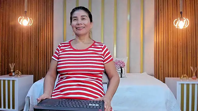 Snapshot of love_mommy chatting on February 2025 03:40:01 AM love mommy online show from February 2025 03:40:01 AM