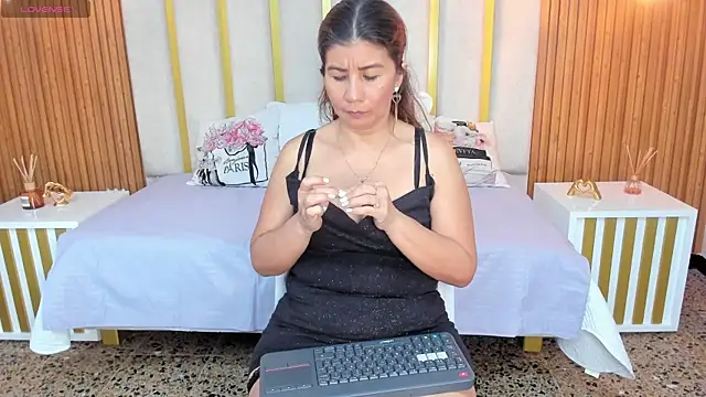 Snapshot of love_mommy chatting on March 2025 05:24:01 AM love mommy online show from March 2025 05:24:01 AM