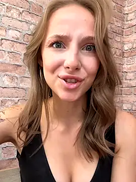Snapshot of CaseyStar chatting on September 2025 11:32:02 AM CaseyStar online show from September 2025 11:32:02 AM