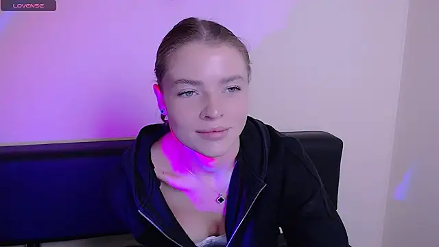 Snapshot of MissOliviaa_ chatting on October 2025 01:12:02 PM MissOliviaa online show from October 2025 01:12:02 PM