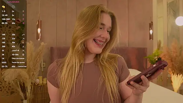 Smiley Mia online show from May 2026 05:23:02 AM