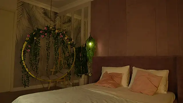 Smiley Mia online show from November 2025 05:11:02 AM