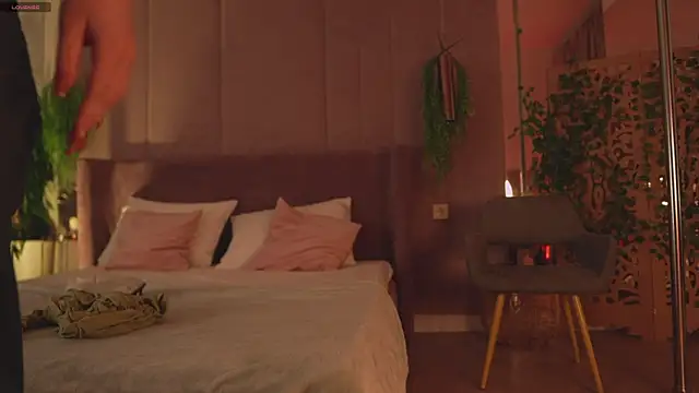 Smiley Mia online show from November 2025 05:11:01 AM