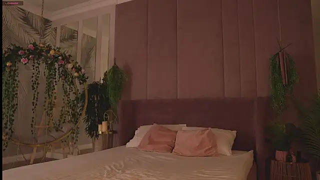 Smiley Mia online show from November 2025 05:01:01 AM