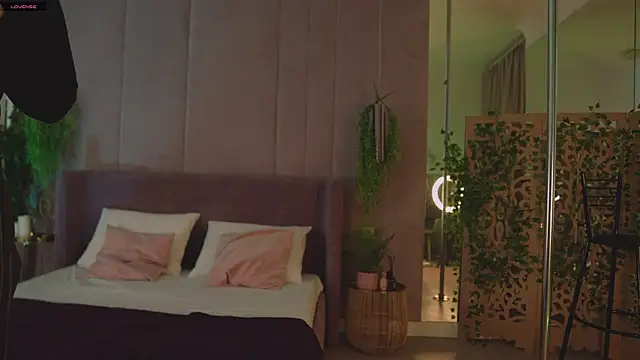 Smiley Mia online show from November 2025 05:08:02 AM