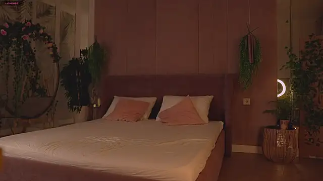 Smiley Mia online show from November 2025 05:02:01 AM