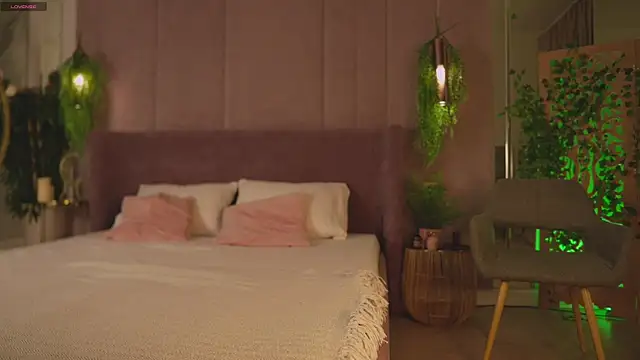 Smiley Mia online show from November 2025 05:07:01 AM