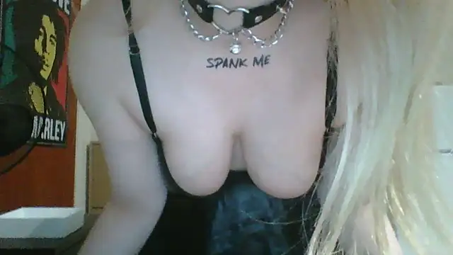 Snapshot of 420queenxo chatting on December 2024 08:07:02 PM 420queenxo online show from December 2024 08:07:02 PM