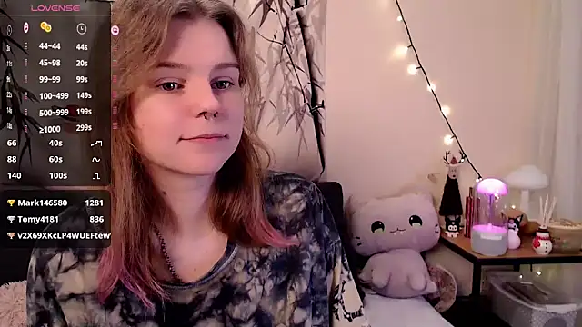 Snapshot of Moona_xx chatting on January 2025 06:00:01 PM Moona xx online show from January 2025 06:00:01 PM