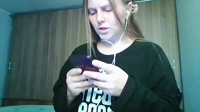 Evasapples online show from April 2026 08:50:01 PM