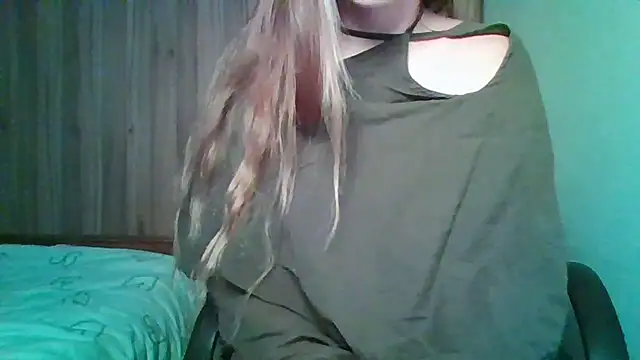 Evasapples online show from November 2025 10:03:01 PM