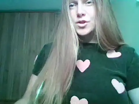 Evasapples online show from October 2025 07:04:01 PM