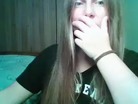 Evasapples online show from October 2025 10:22:02 PM