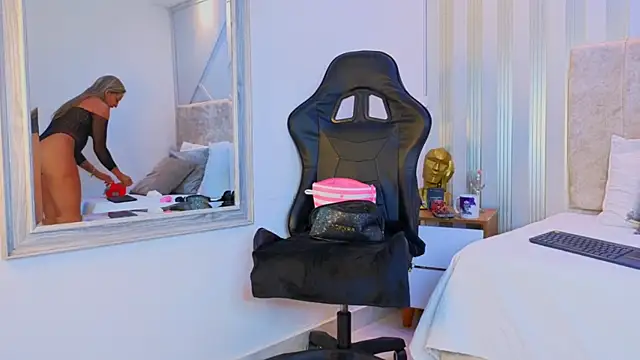 Tayra Pradit online show from March 2026 01:29:02 AM