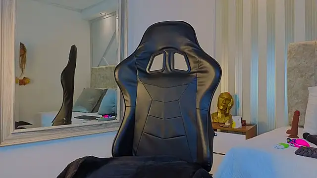 Tayra Pradit online show from March 2026 07:39:02 PM