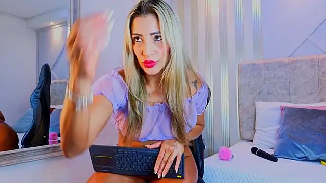 Tayra Pradit online show from April 2026 07:52:01 PM