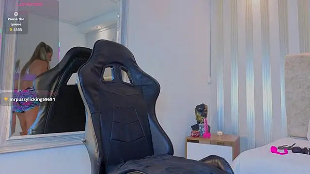 Tayra Pradit online show from January 2026 07:06:02 PM