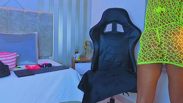 Tayra Pradit online show from April 2026 07:29:01 PM