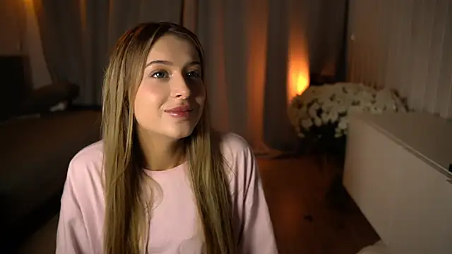 Snapshot of elisa_moon chatting on December 2024 01:20:02 AM elisa moon online show from December 2024 01:20:02 AM