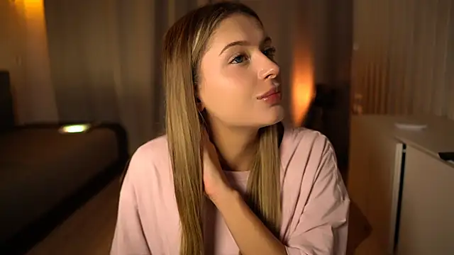 Snapshot of elisa_moon chatting on December 2024 03:18:01 AM elisa moon online show from December 2024 03:18:01 AM
