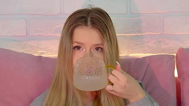 MilanaBalmain online show from October 2025 04:11:02 PM