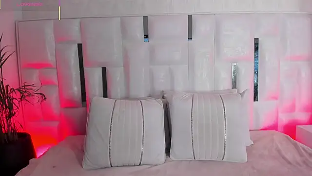 im nika  online show from December 2025 12:40:01 PM