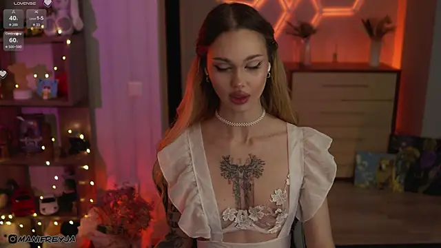 ManiFreyja online show from November 2025 08:01:01 PM