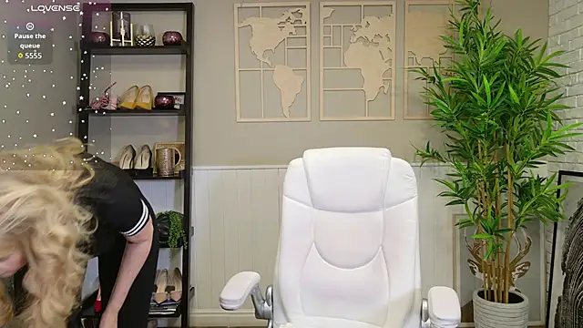 LadyLeea online show from May 2026 04:32:01 AM