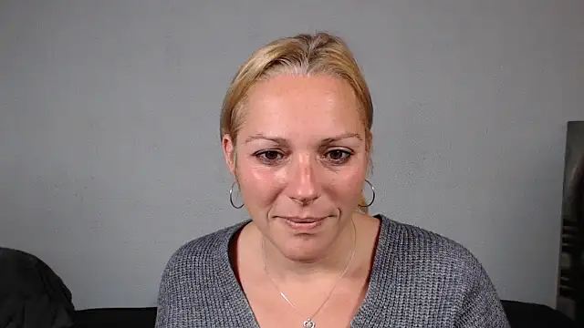 Doucelouve9 online show from December 2025 05:17:02 PM