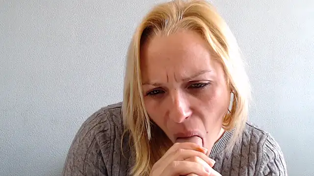 Doucelouve9 online show from February 2026 02:06:02 PM