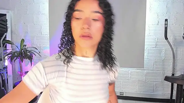 Crystal Dluna online show from March 2025 12:45:01 PM