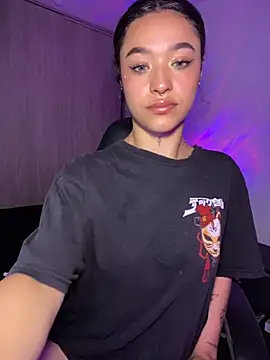 Crystal Dluna online show from November 2025 05:38:01 PM