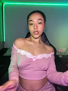 Crystal Dluna online show from December 2025 04:05:02 PM