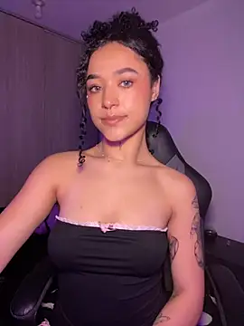 Crystal Dluna online show from November 2025 03:59:01 PM