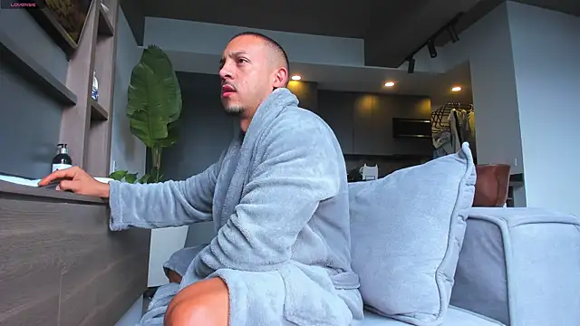 Snapshot of Maximo_Marcelo chatting on December 2025 12:04:02 PM Maximo Marcelo online show from December 2025 12:04:02 PM