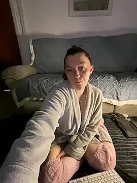 Snapshot of Stoner_BarbieXX chatting on February 2025 10:55:01 PM Stoner BarbieXX online show from February 2025 10:55:01 PM