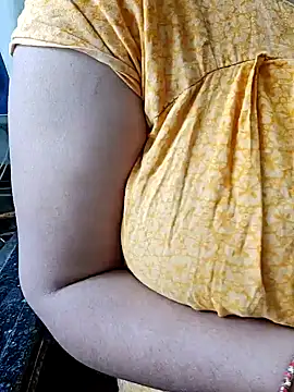 Snapshot of milf-kaira chatting on January 2025 06:18:02 AM milf-kaira online show from January 2025 06:18:02 AM