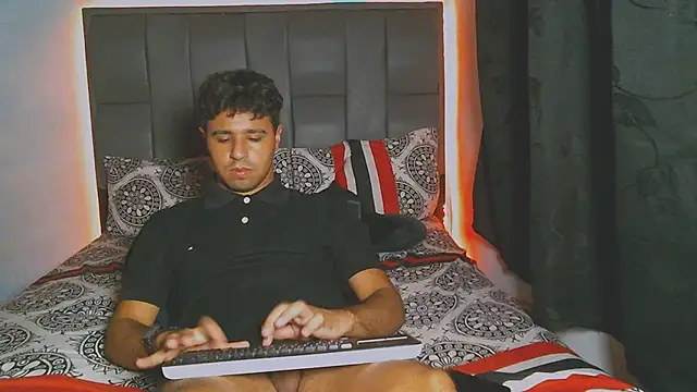 Snapshot of beautiful_james chatting on December 2024 06:13:02 AM beautiful james online show from December 2024 06:13:02 AM