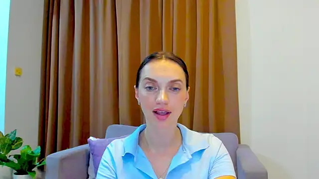 Snapshot of LovelyeeMia chatting on October 2025 12:18:01 PM LovelyeeMia online show from October 2025 12:18:01 PM