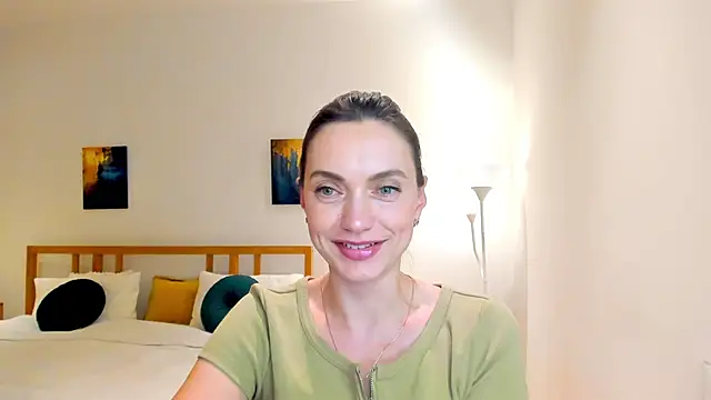 Snapshot of LovelyeeMia chatting on December 2024 03:22:02 PM LovelyeeMia online show from December 2024 03:22:02 PM