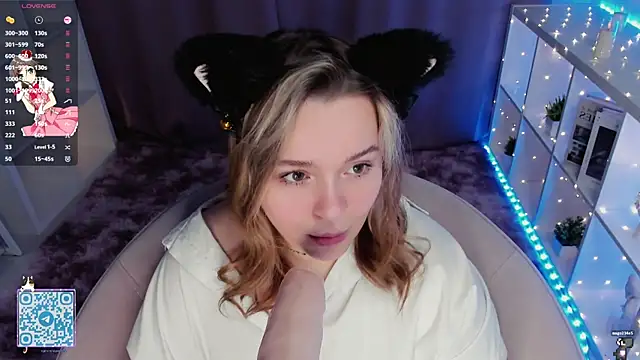 Snapshot of AlliceBrown_ chatting on March 2025 04:15:02 PM AlliceBrown online show from March 2025 04:15:02 PM